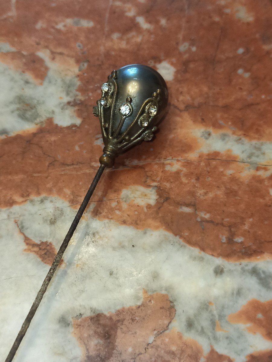 Beautiful And Long Hat Pin Decorated With A Gray Mother-of-pearl Pearl And Rhinestones Circa 1890-photo-2
