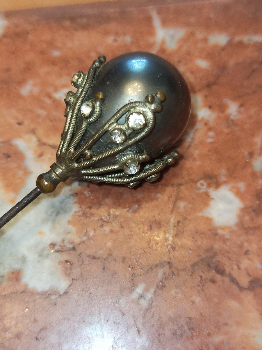 Beautiful And Long Hat Pin Decorated With A Gray Mother-of-pearl Pearl And Rhinestones Circa 1890-photo-3