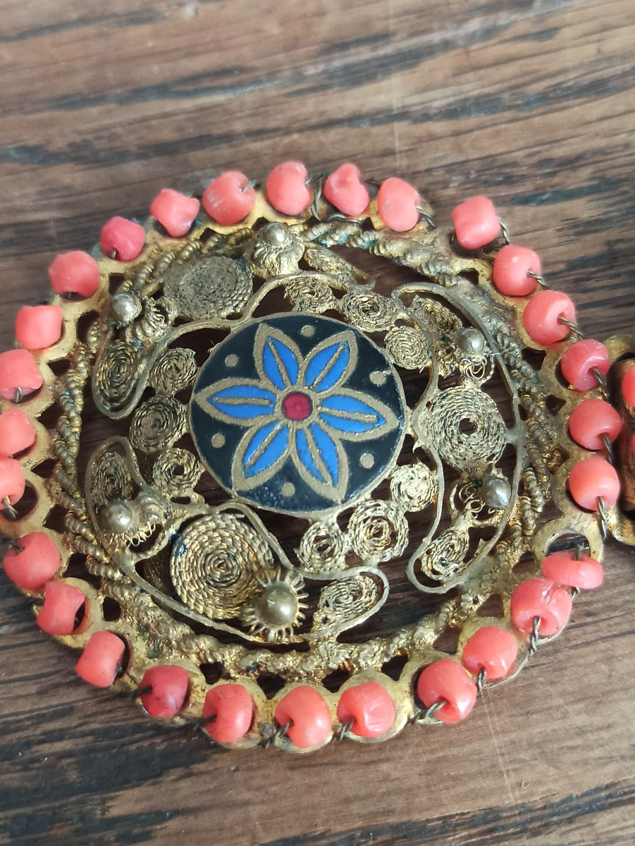 Paire de boucles de ceinture en métal doré, émaillées et ornées de perles de corail. -photo-3