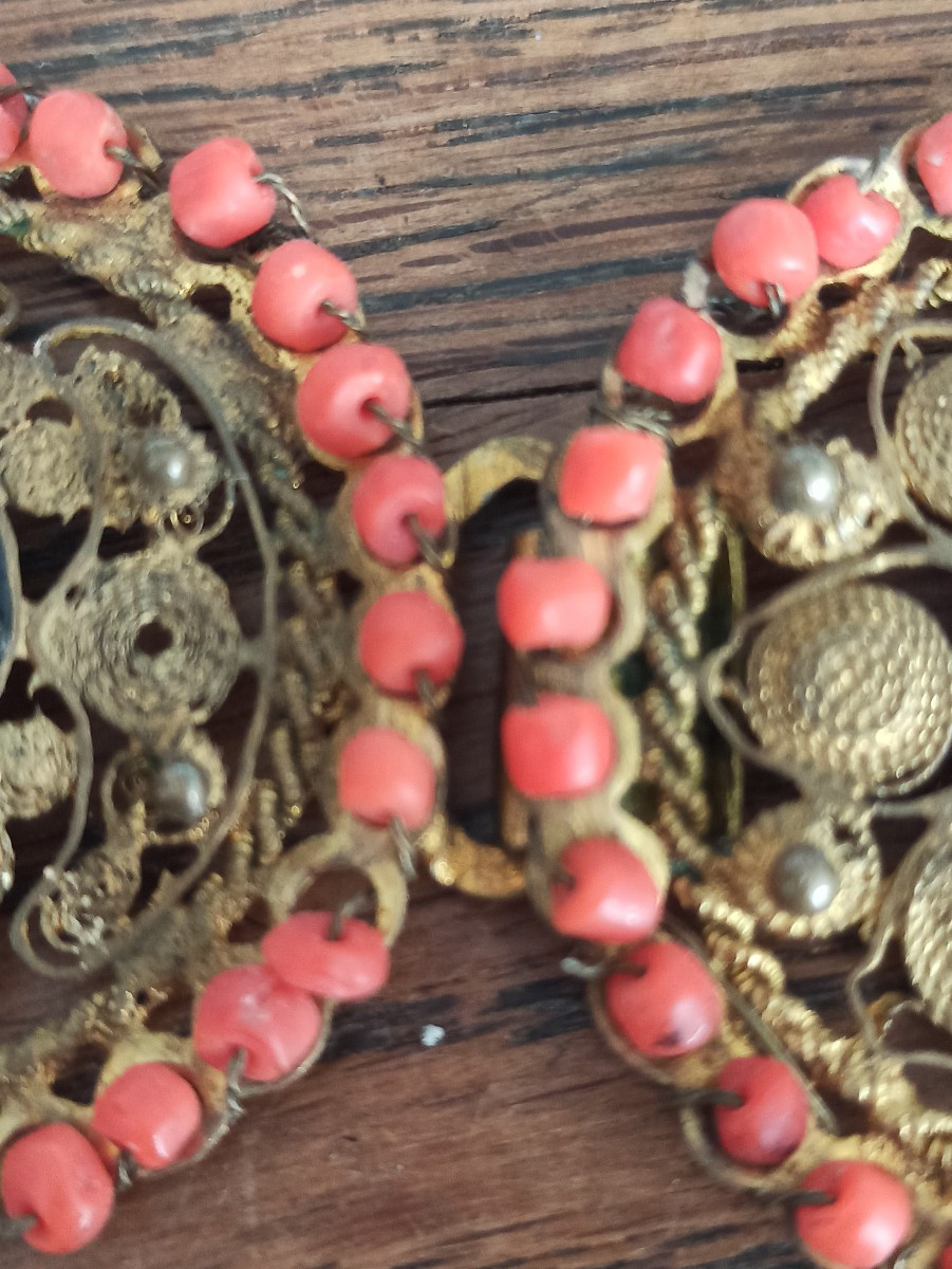 Paire de boucles de ceinture en métal doré, émaillées et ornées de perles de corail. -photo-2