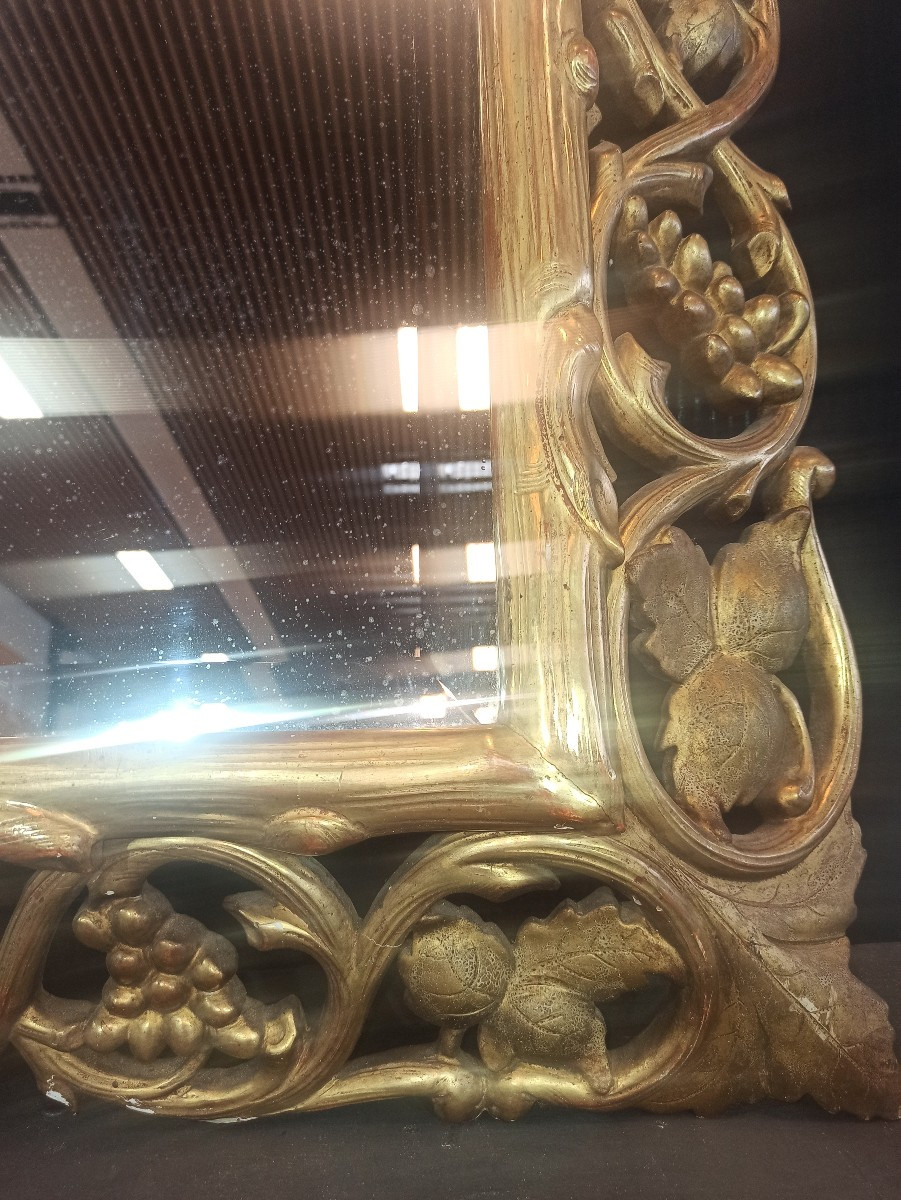 Miroir en bois doré d époque XIX orné de grappes de raisins-photo-2