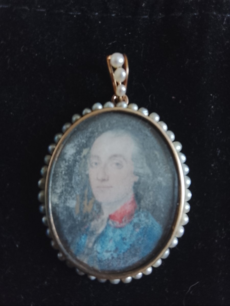 Pendentif Médaillon en or et perles fines orne d une miniature peinte du XVIIIe
