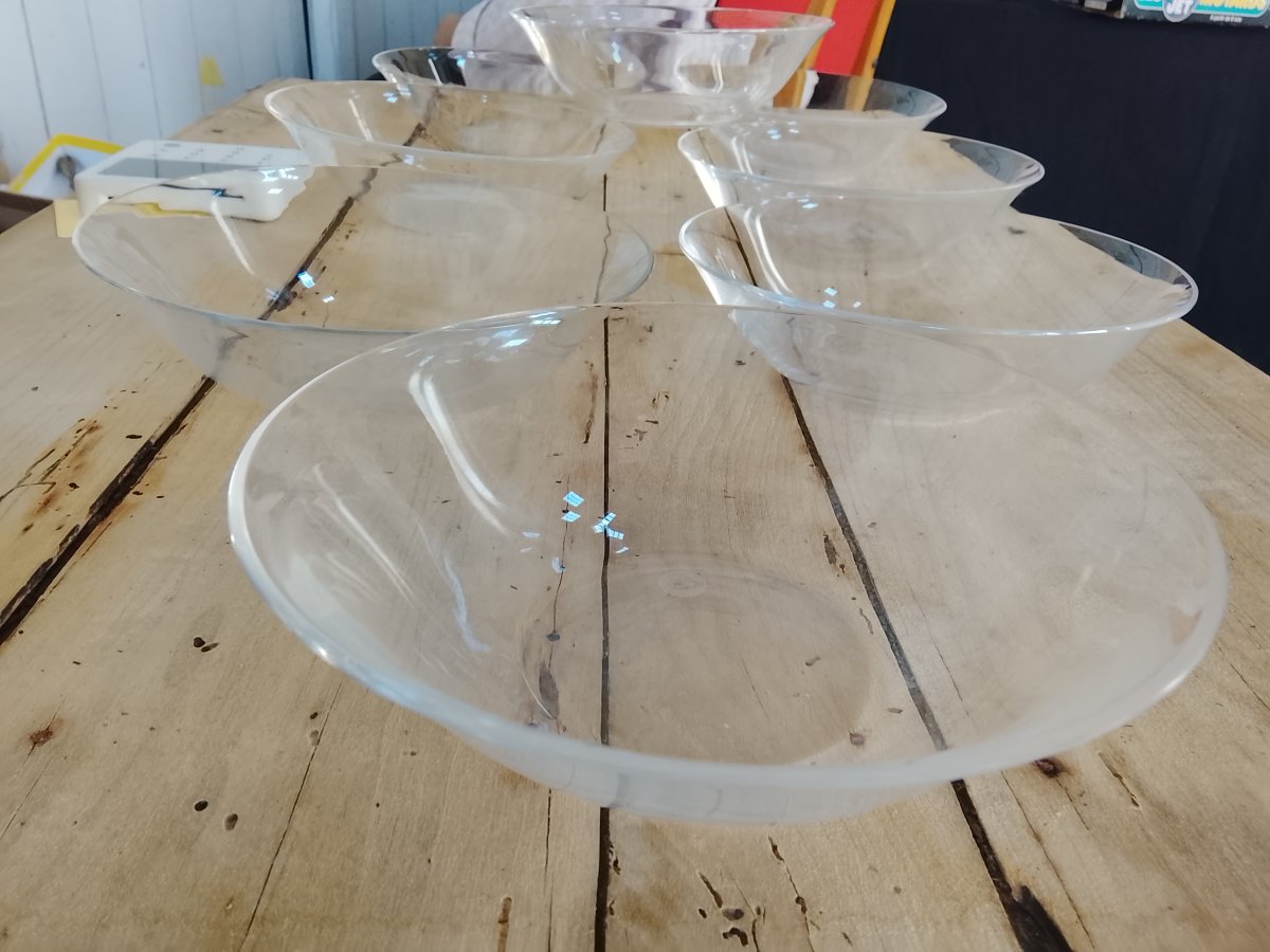 Suite de 8  coupes à fruits ou rince doigts en cristal de baccarat 