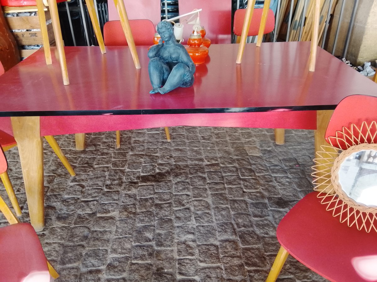 Importante table de salle a manger en bois et formica et sa suite de 10 chaises, circa 1950