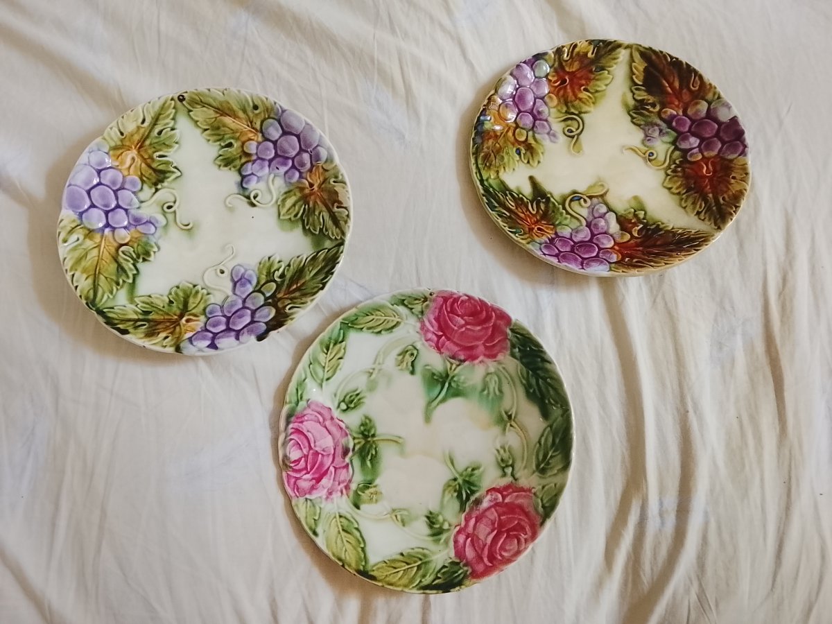 3 assiettes en barbotine vers 1890