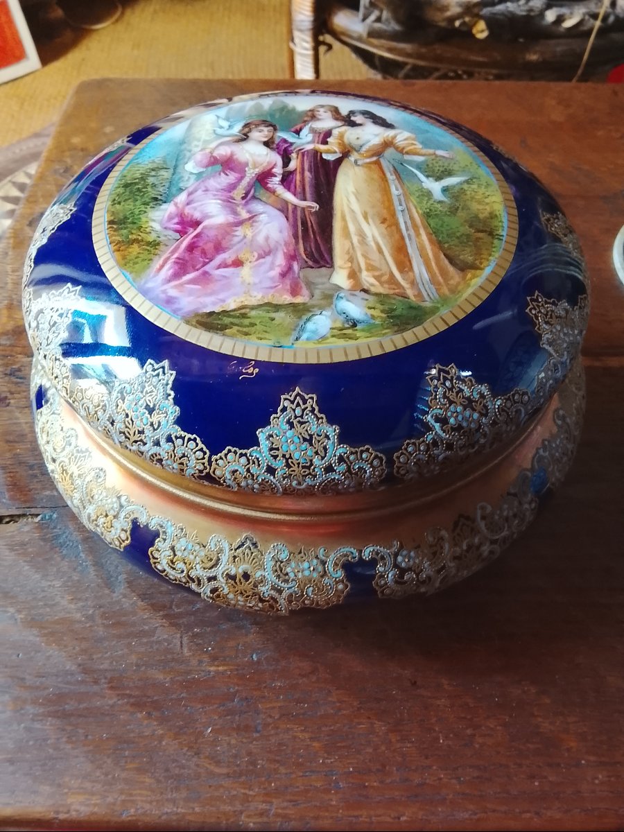 Importante boîte en porcelaine décorée par André Golse circa 1900-photo-2