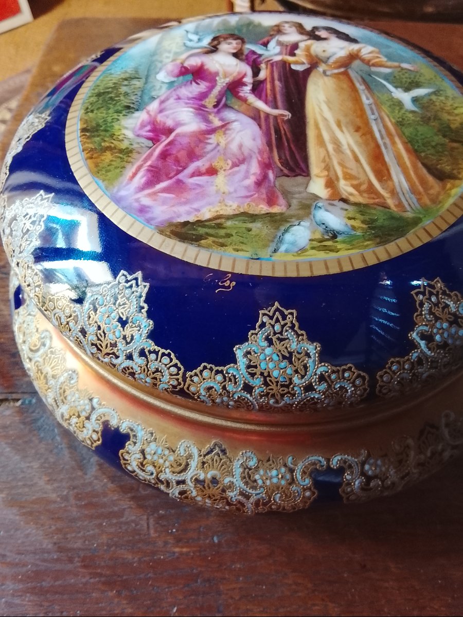 Importante boîte en porcelaine décorée par André Golse circa 1900-photo-3