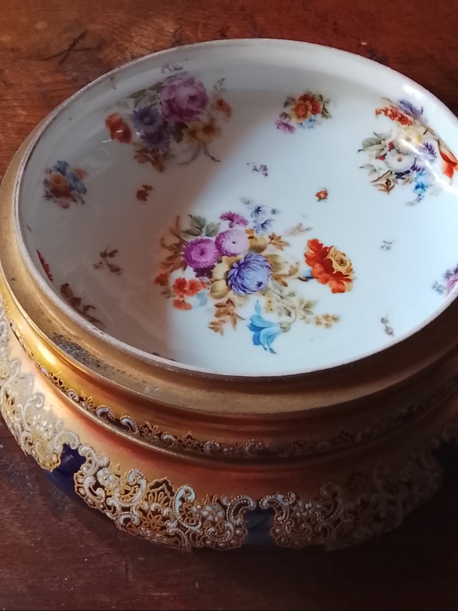 Importante boîte en porcelaine décorée par André Golse circa 1900-photo-1