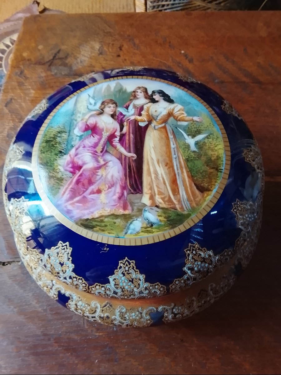 Importante boîte en porcelaine décorée par André Golse circa 1900-photo-5