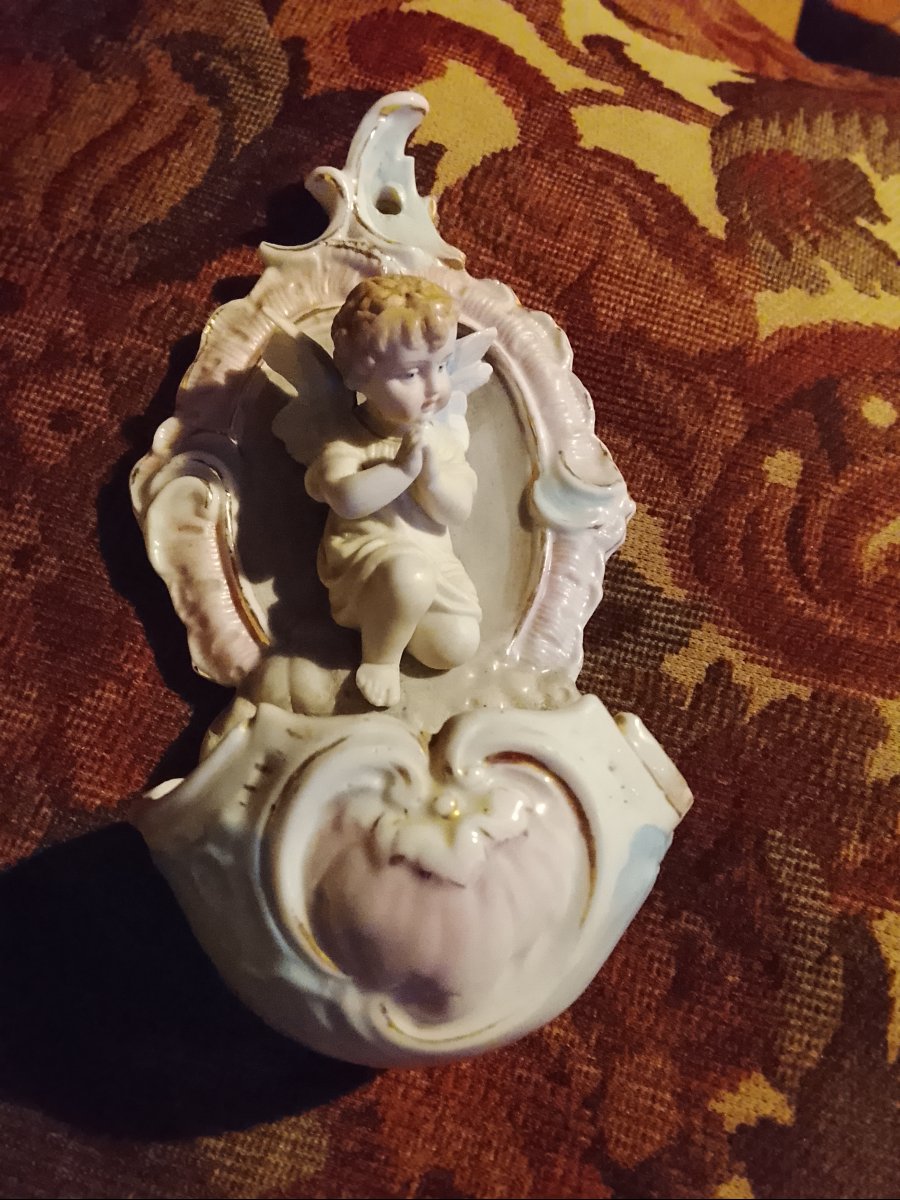 Benitier de chevet  en biscuit peint orné d un ange. Circa 1900
