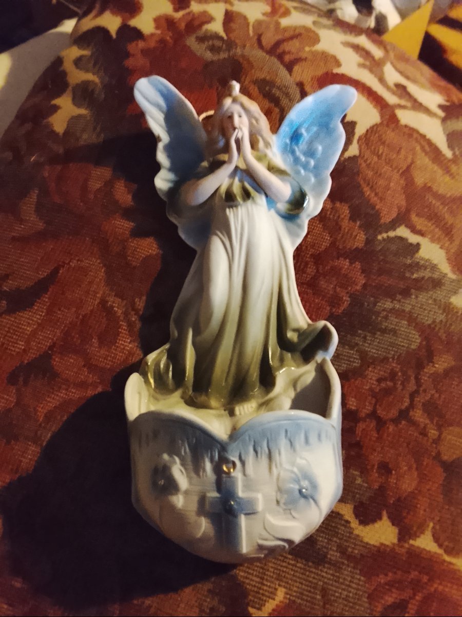 Benitier de chevet en biscuit  orné d un important ange protecteur de style Art Nouveau 1900