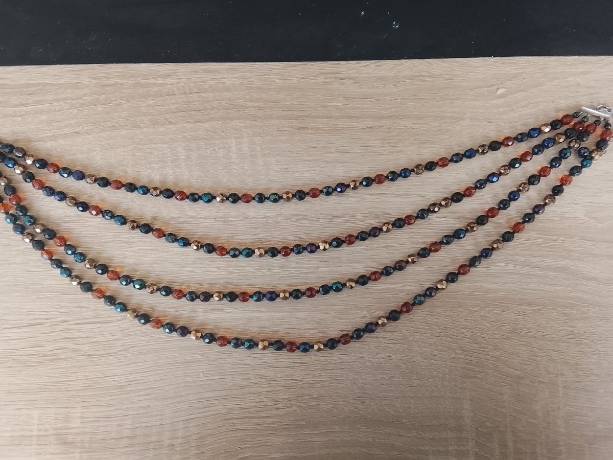 Collier en perles de verres facettées quatre rangs circa 1940