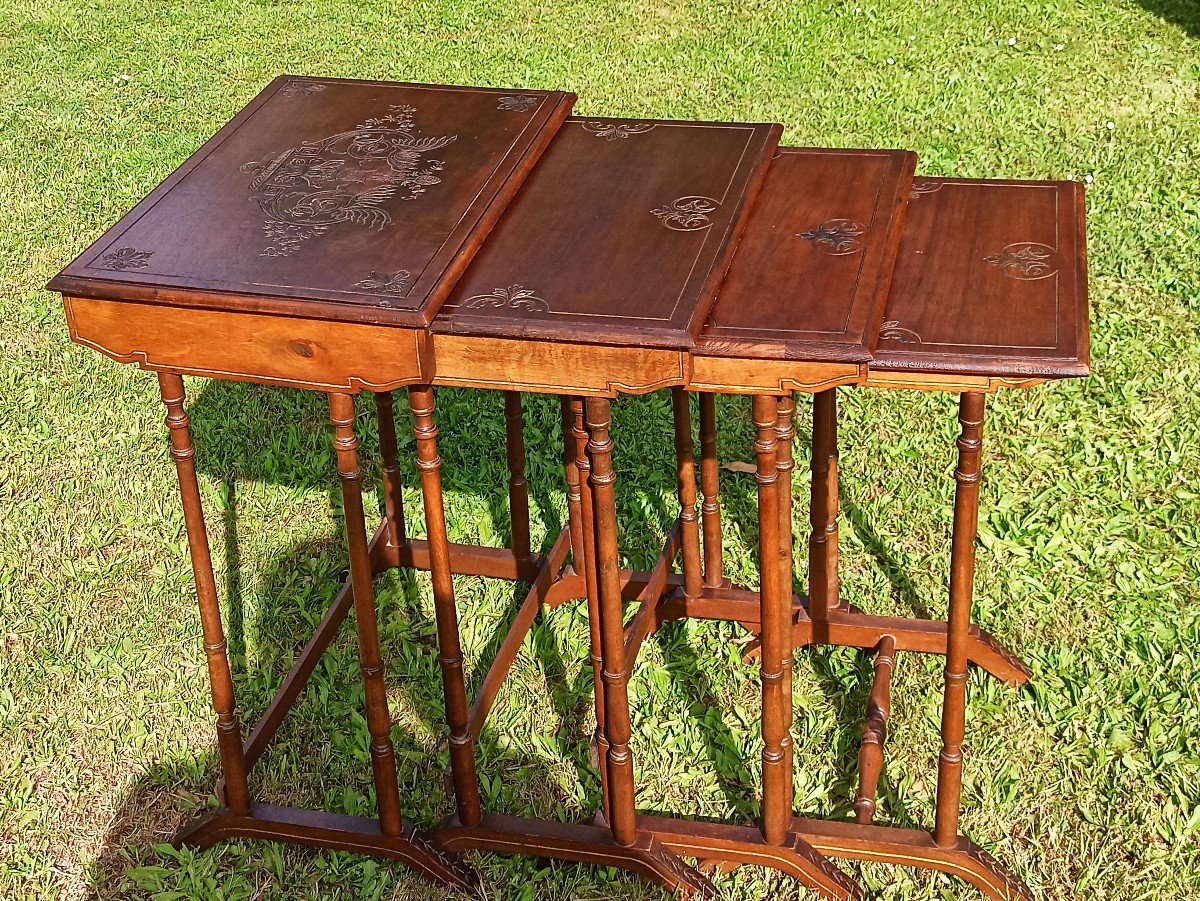 Suite De 4 Tables gigognes En Bois Gravé Et Rehaussé De Filets Dorés époque Napoléon III