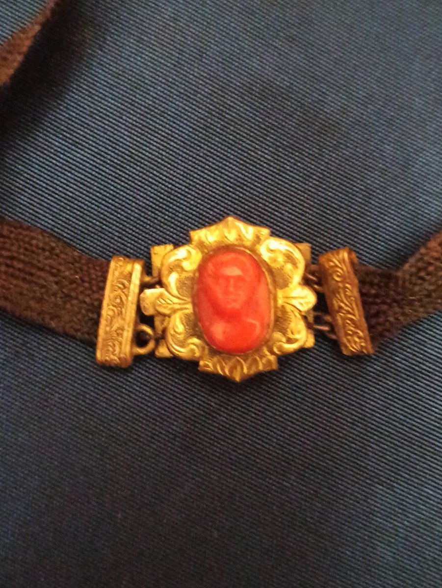 Bracelet Of Young Girl In Braided Hair Adorned With A Doll Clasp And Coral Cameo Nap Ii-photo-2