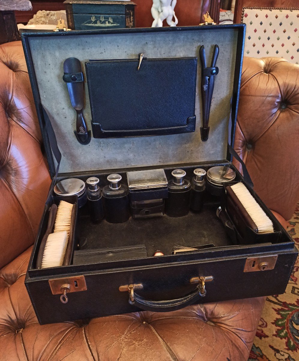 Nécessaire De Toilette En Cristal Et Argent Dans Sa Valise En Cuir Circa 1920