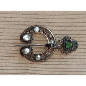 Neo-renaissance Style Fibula In Silver, Gold, Mother-of-pearl And Emerald French Work From The 19th Century