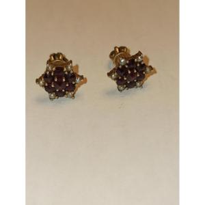 Pair Of Ear Studs Decorated With Garnets And Pearls On Gold