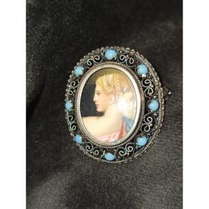 Broche En Argent Ornée D Une Miniature Peinte Dans Un Entourage De Perles Bleues