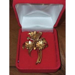 Gold Brooch Decorated With A Bouquet Of Flowers From The 1940s