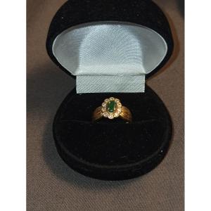 18k Gold Ring In Daisy Style Adorned With An Emerald In A Surrounding Of Brilliants 