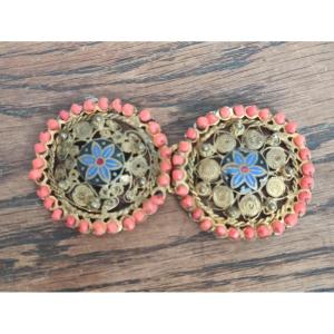 Paire de boucles de ceinture en métal doré, émaillées et ornées de perles de corail. 