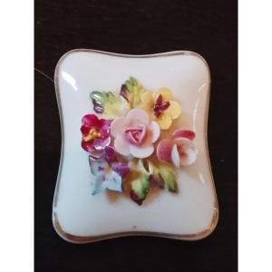 White Porcelain Pillbox Decorated With Applied Flowers. 19th Century