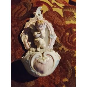 Benitier de chevet en biscuit peint orné d un ange. Circa 1900