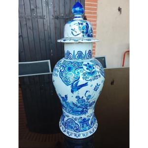 Important vase en faience dans le style de delft XIXe