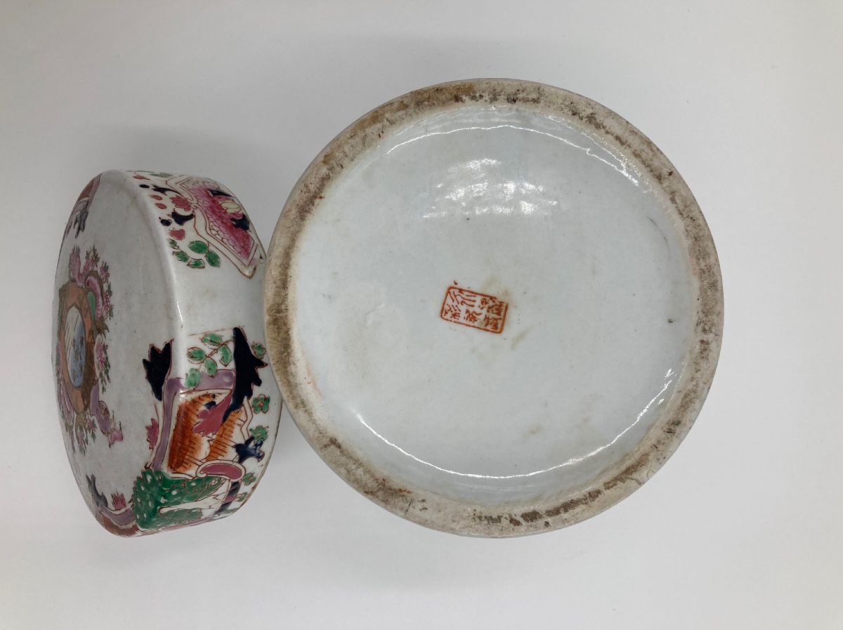 Boîte à couvercle en porcelaine chinoise de la Famille Rose-photo-1