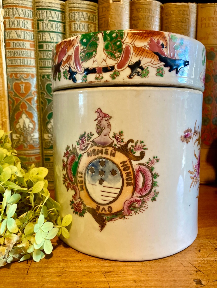 Boîte à couvercle en porcelaine chinoise de la Famille Rose
