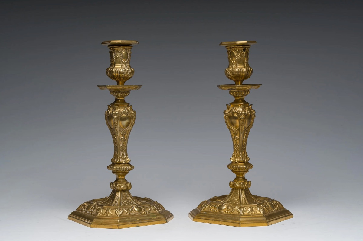 Paire de bougeoirs en bronze doré de style Régence, France, 1870-1890