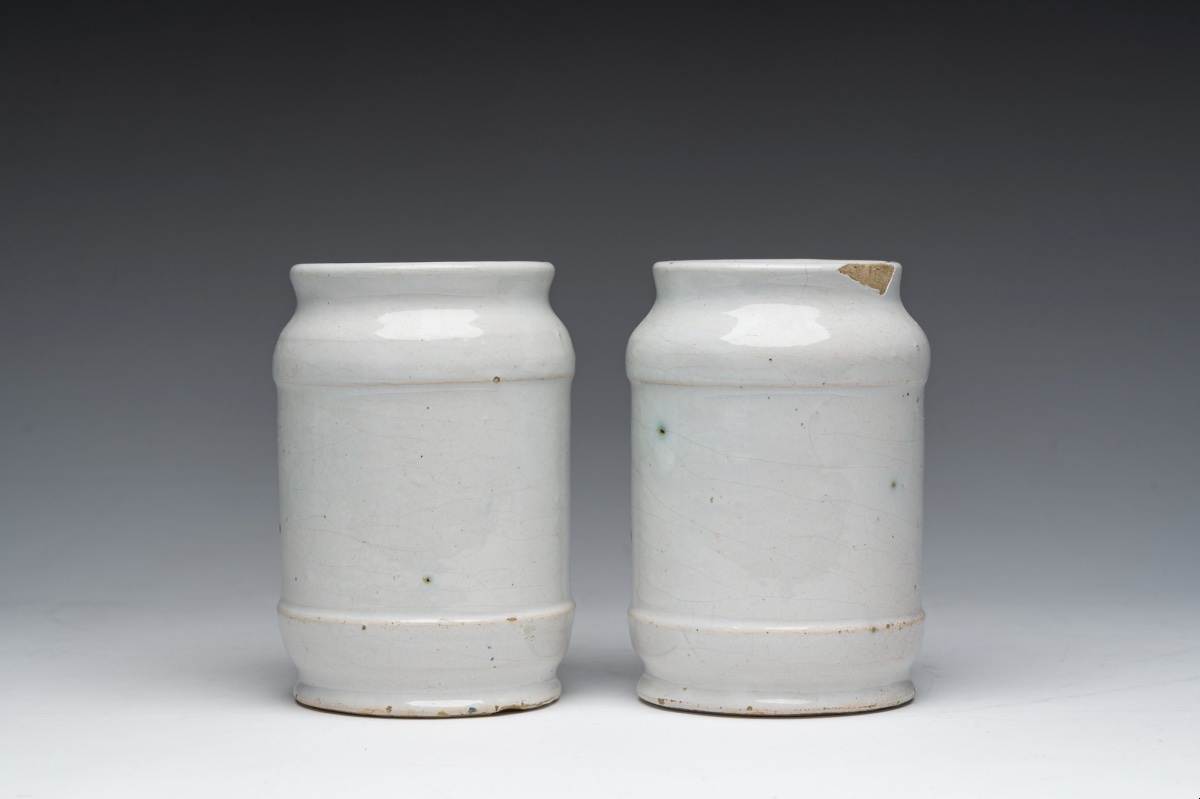 Paire de pots de pharmacie de Delft, « De Porceleyne Schotel », Pays-Bas, 1764-1772-photo-3