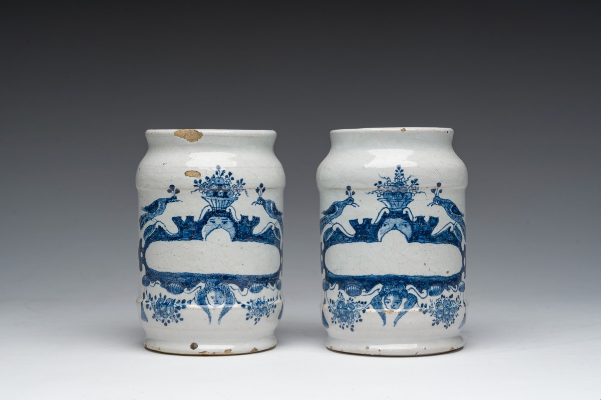 Paire de pots de pharmacie de Delft, « De Porceleyne Schotel », Pays-Bas, 1764-1772