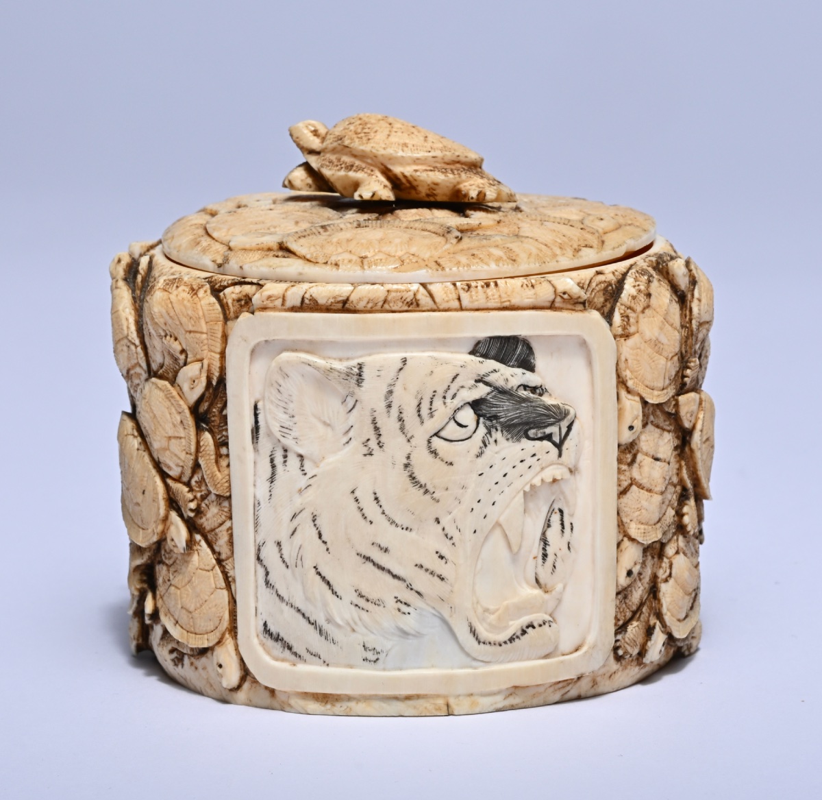 Boîte chinoise en ivoire finement sculptée, signée et marquée (1920-1930)-photo-3