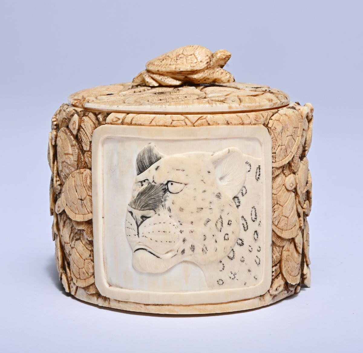 Boîte chinoise en ivoire finement sculptée, signée et marquée (1920-1930)-photo-1
