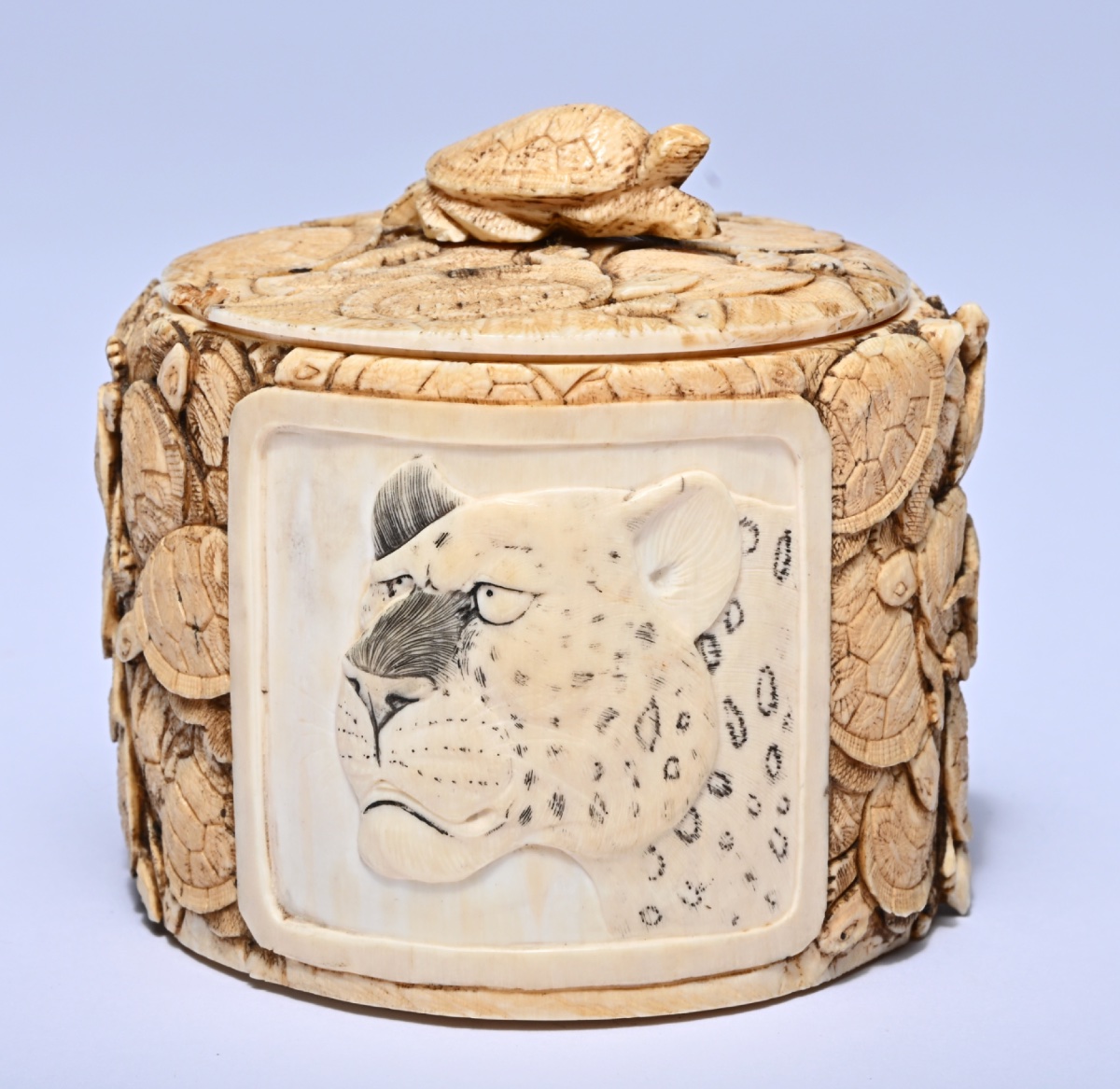 Boîte chinoise en ivoire finement sculptée, signée et marquée (1920-1930)