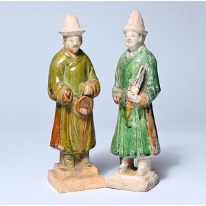 Deux sculptures représentant des serviteurs chinois, dynastie Ming (1368-1644)
