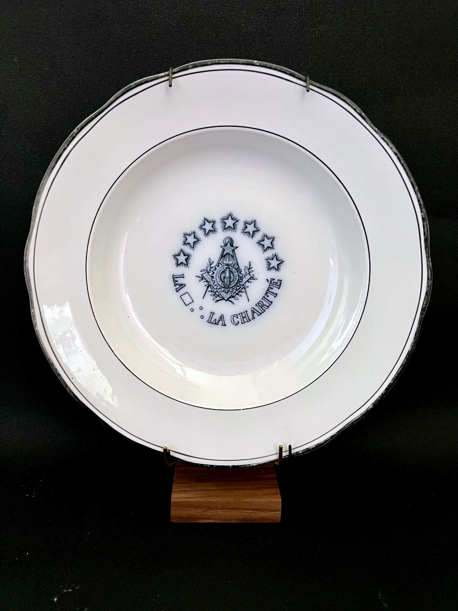 Assiette Maçonnique En Faïence - Loge La Charité - XIXè Siècle 