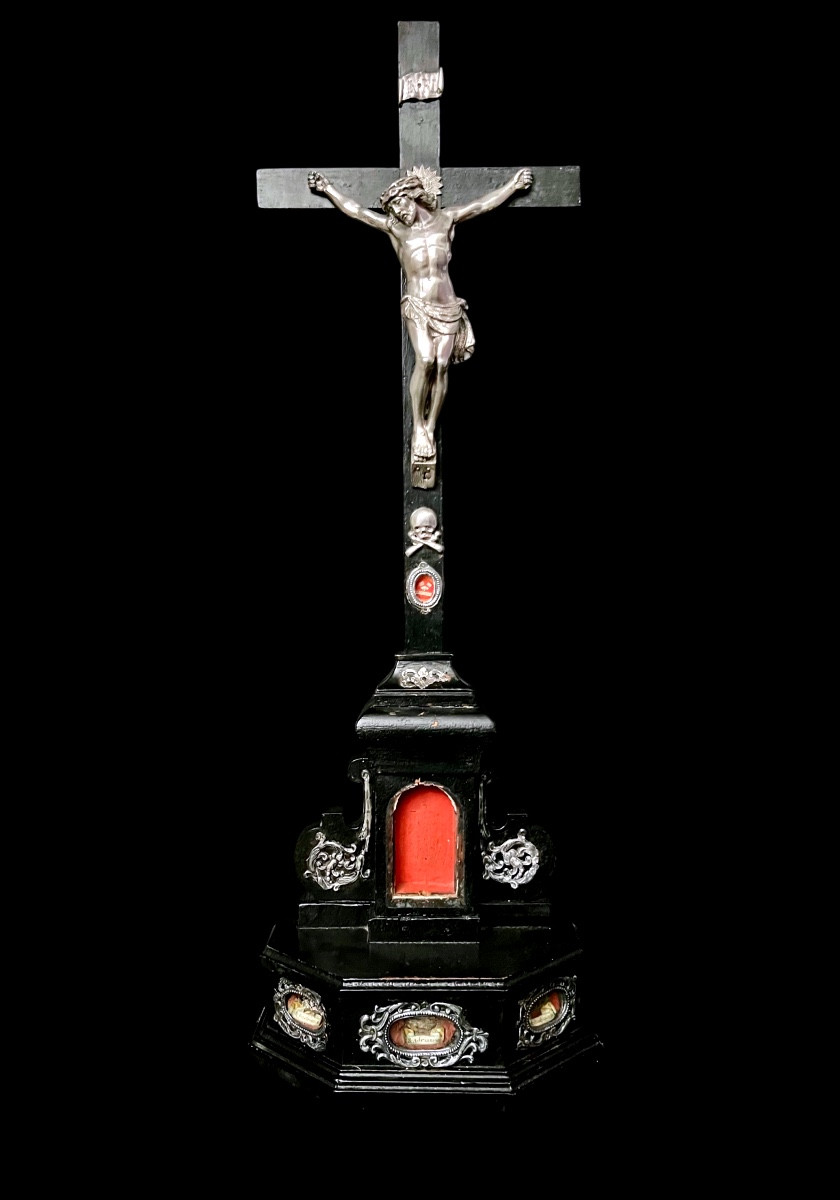 Large Baroque Reliquary Crucifix – Blackened Wood, Silver And Relics Of Saints – 19th Century