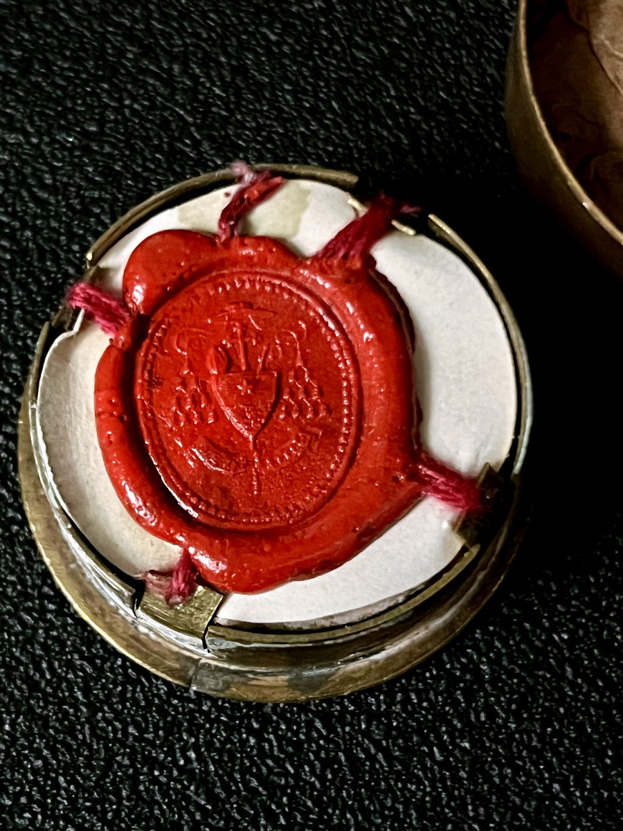Reliquaire « teca » en laiton doré – XIXe siècle  Contenant trois reliques sacrées-photo-2