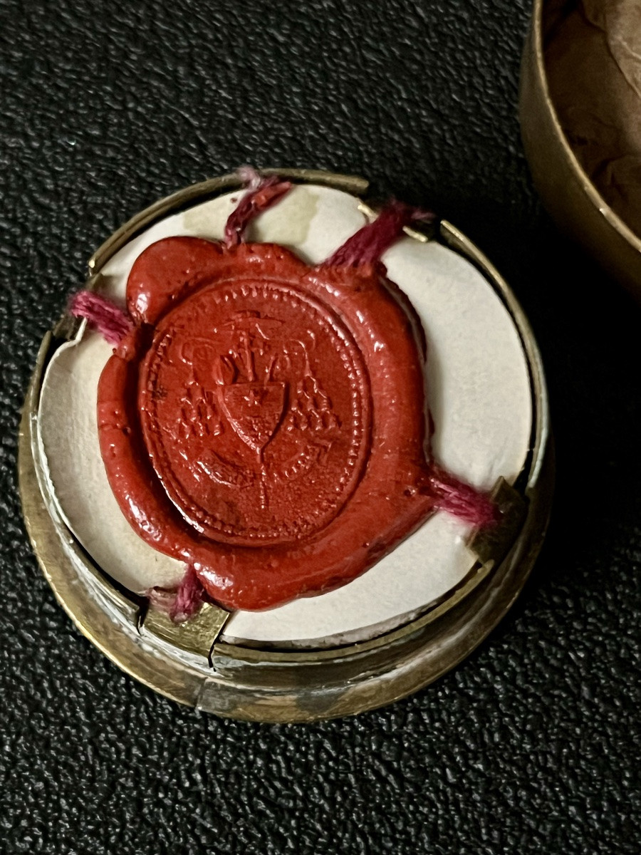 Reliquaire « teca » en laiton doré – XIXe siècle  Contenant trois reliques sacrées-photo-3