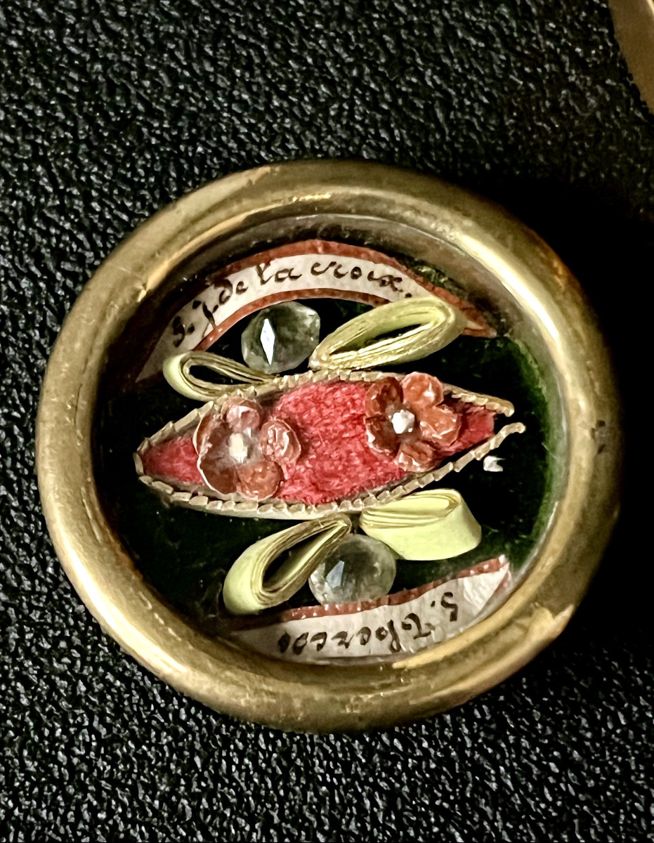 Reliquaire « teca » en laiton doré – XIXe siècle  Contenant trois reliques sacrées