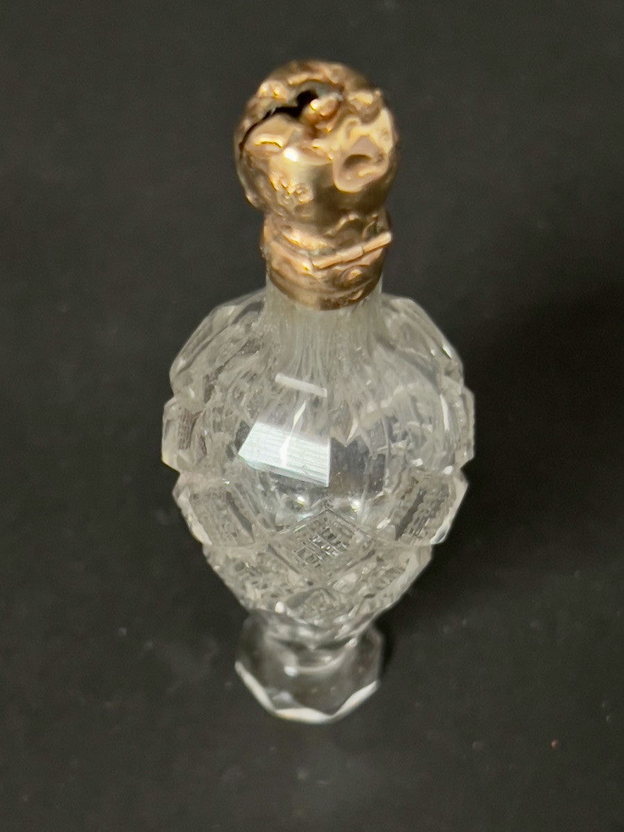 Flacon de parfum en cristal taillé et monture en or, avec son écrin d’origine – XIXᵉ siècle-photo-8