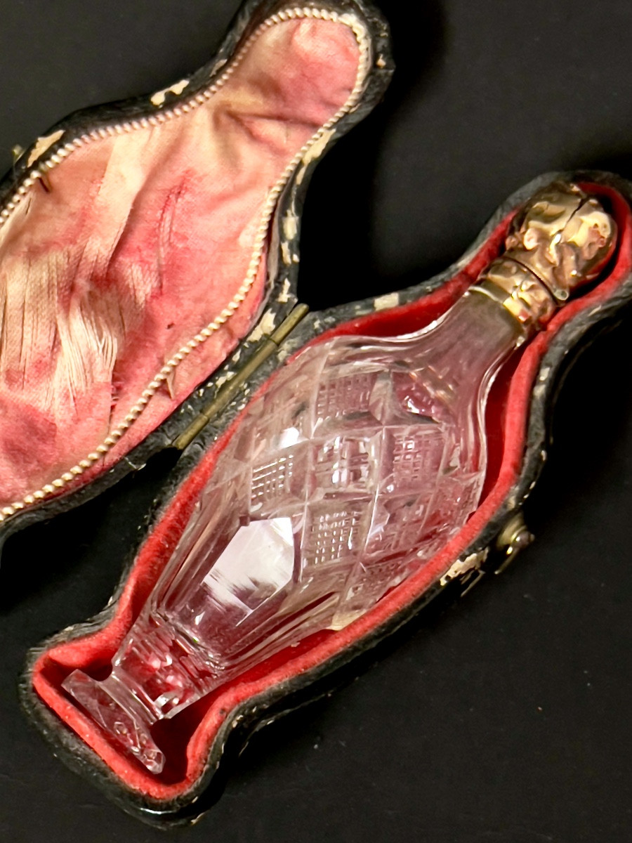 Flacon de parfum en cristal taillé et monture en or, avec son écrin d’origine – XIXᵉ siècle