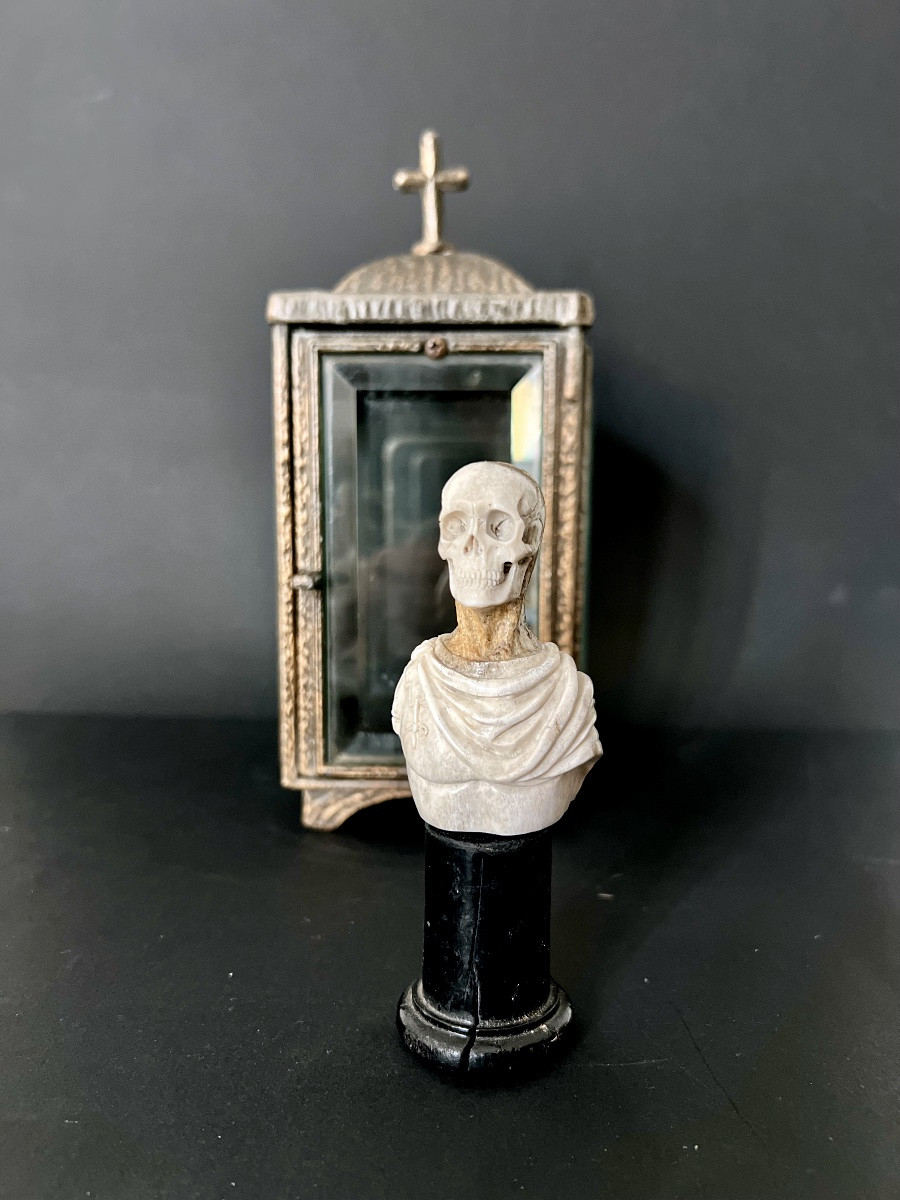 Vanitas "memento Mori" In Deer Bone, Displayed In Its Glass-fronted Chapel – 19th Century-photo-3