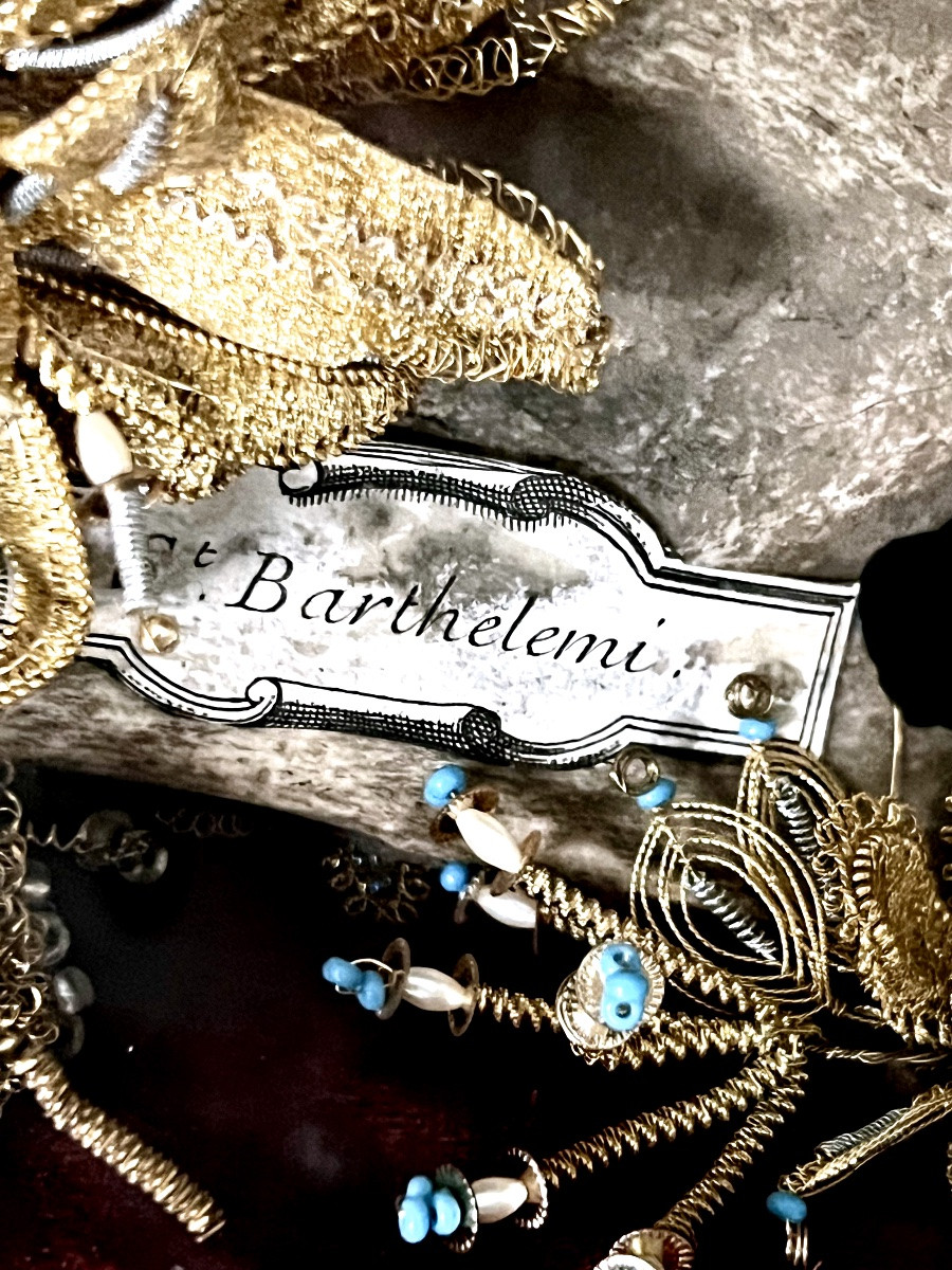 Chasse reliquaire néogothique contenant une relique de Saint Barthélemy – XIXe siècle - France-photo-2