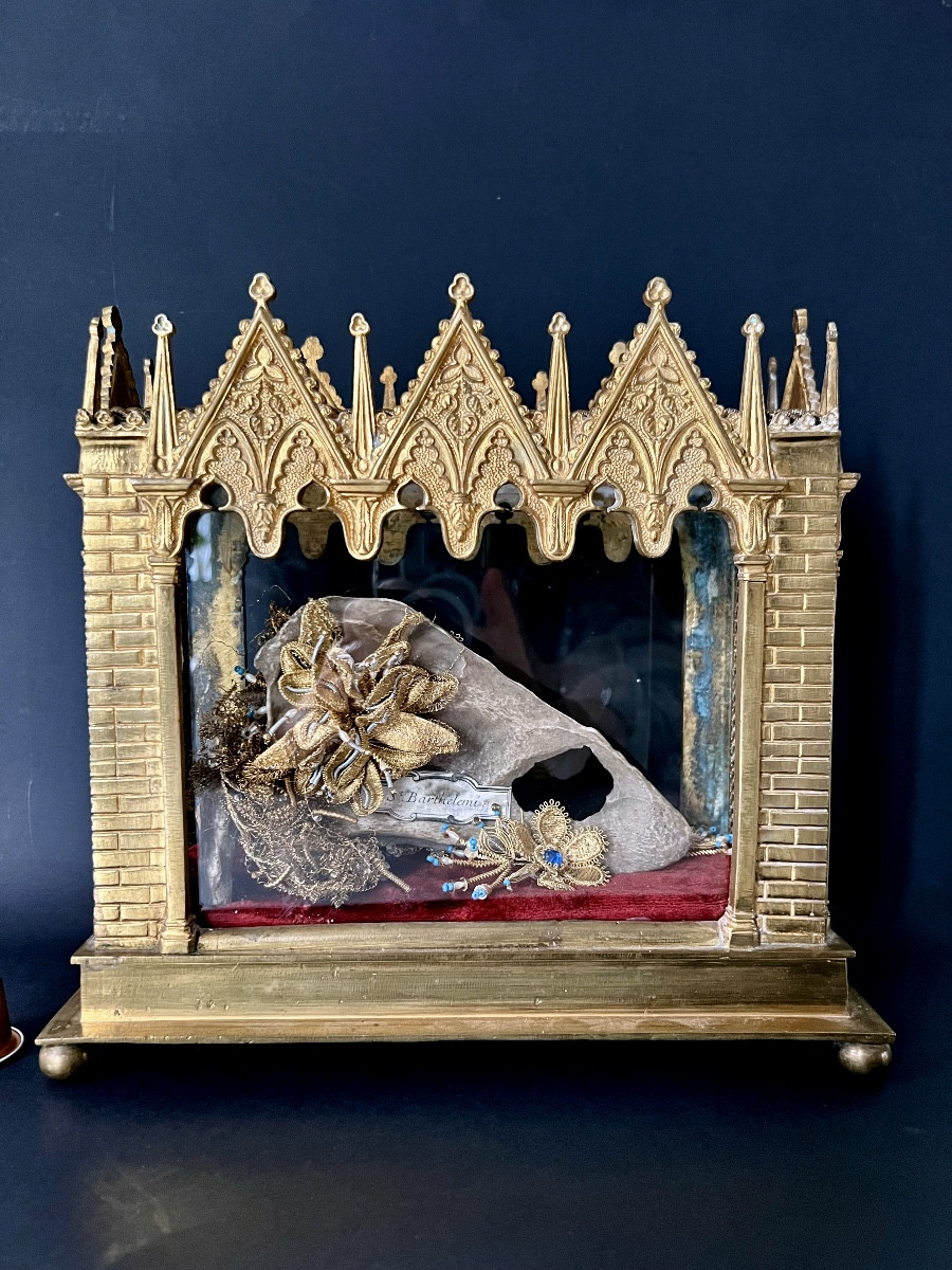 Chasse reliquaire néogothique contenant une relique de Saint Barthélemy – XIXe siècle - France
