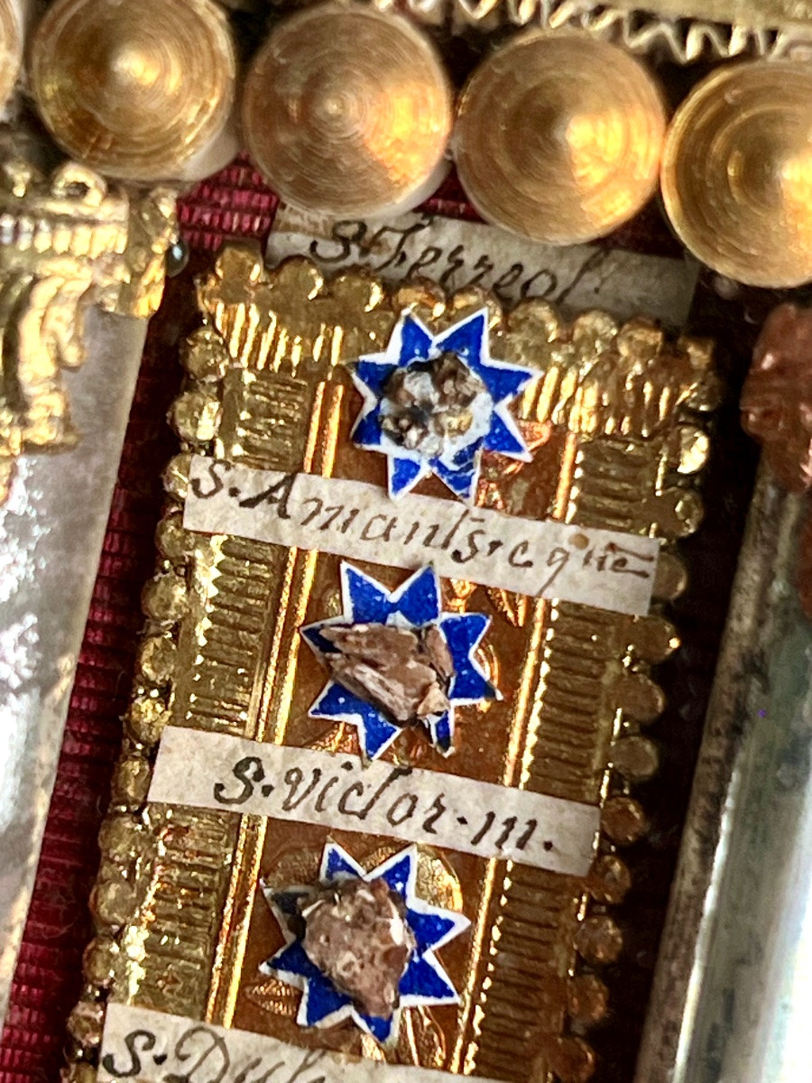 Cadre reliquaire (24 reliques) , travail monastique en paperolles, XVIIIe siècle.-photo-3