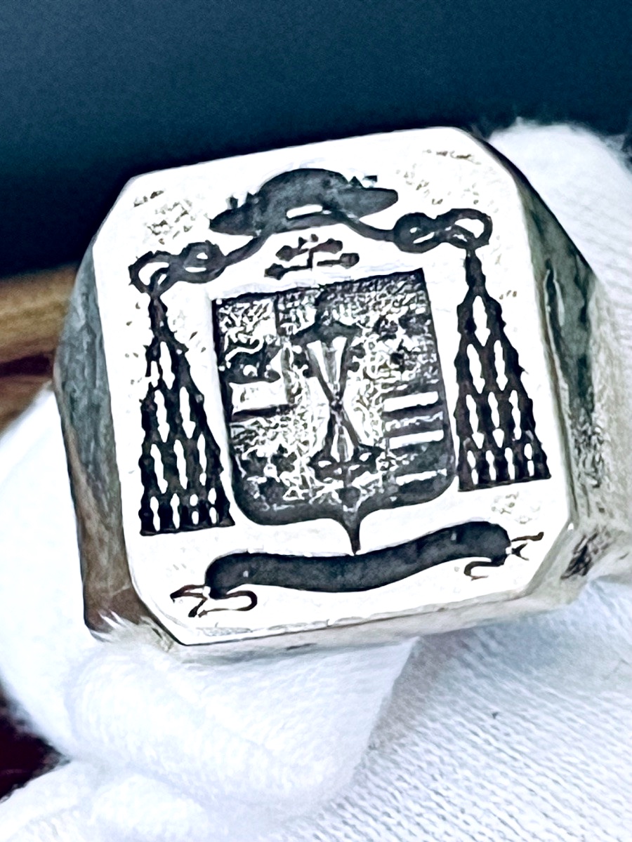 Bague ecclésiastique héraldique en argent – décor de calice / monogramme – XIX  siècle