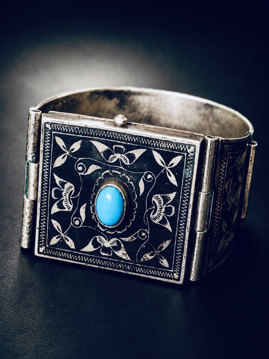 Bracelet manchette en argent niellé à compartiment secret, XIXe siècle-photo-4